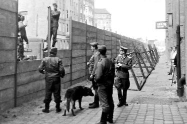 Berlinmuren byggs