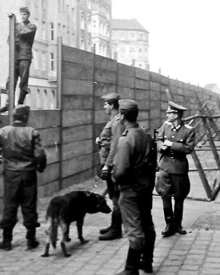 Berlinmuren byggs