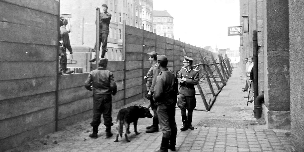 Berlinmuren Byggs Berlinmuren